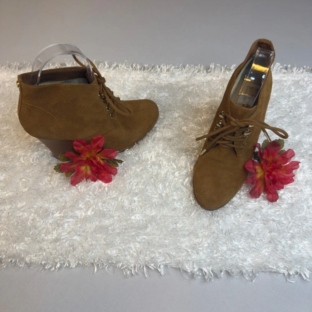 Michael Kors Tan Suede Lace Up 7 Ankle Boots Block Heel Lug Sole Gold Hardware